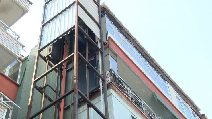 Engelli komşuya engel olan asansör yıkıldı; mahalleli hayal çekti