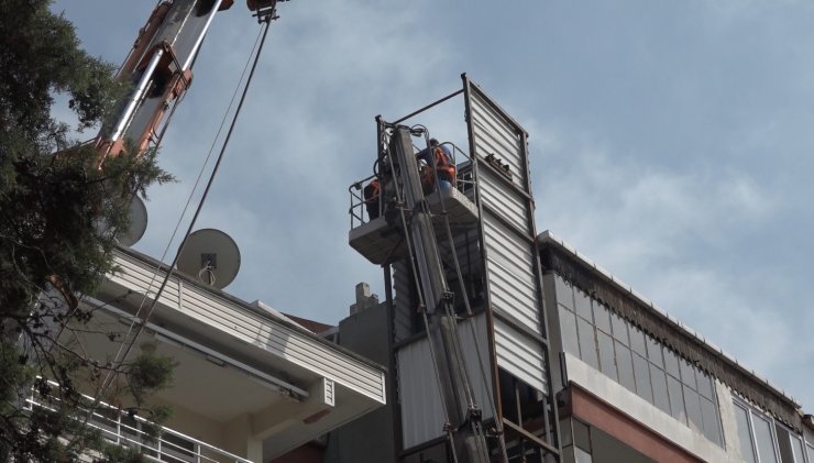 Engelli komşuya engel olan asansör yıkıldı; mahalleli hayal çekti