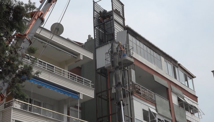 Engelli komşuya engel olan asansör yıkıldı; mahalleli hayal çekti