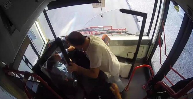 ESHOT’ta görevli kadın şoföre saldırı anı kamerada
