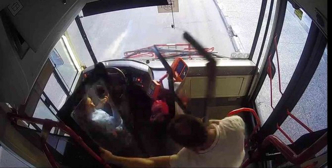 ESHOT’ta görevli kadın şoföre saldırı anı kamerada