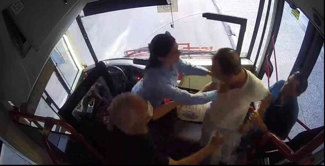 ESHOT’ta görevli kadın şoföre saldırı anı kamerada