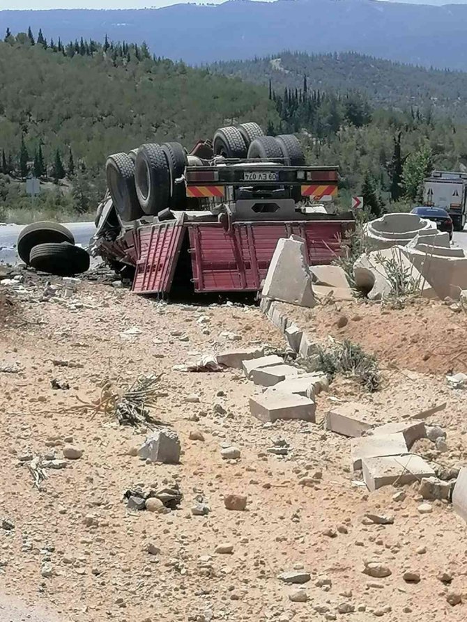 Freni patlayan kamyondan fırlayan sürücü hayatını kaybetti