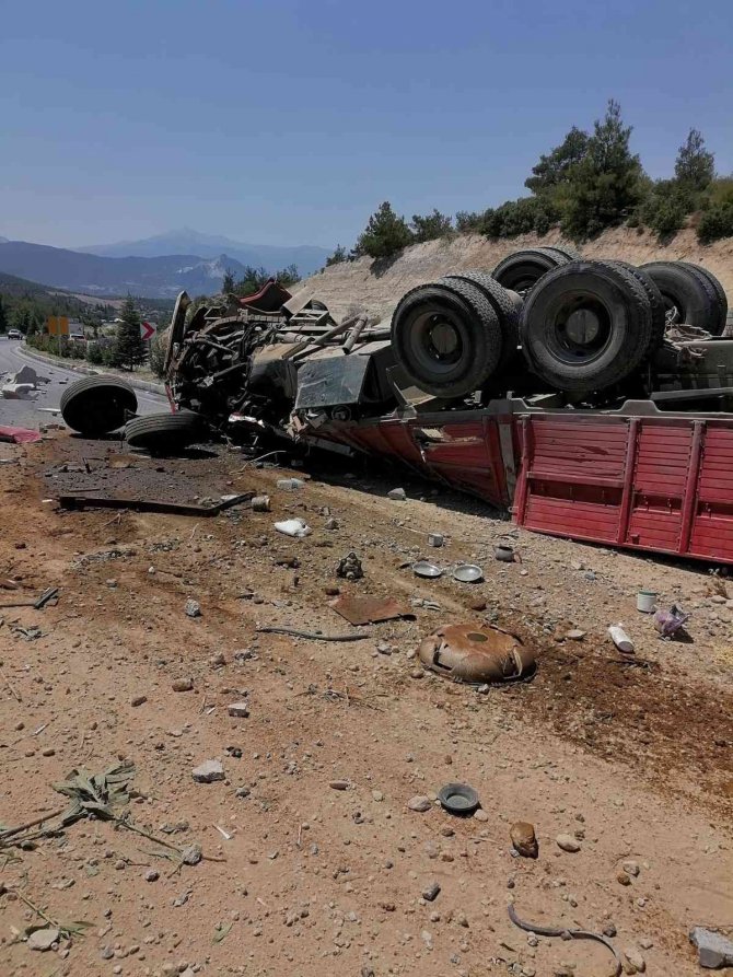 Freni patlayan kamyondan fırlayan sürücü hayatını kaybetti