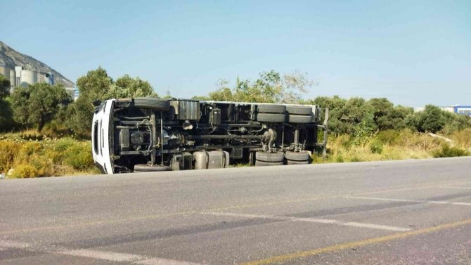Gaz beton yüklü kamyon devrildi