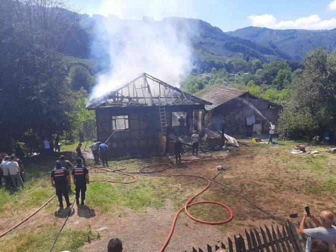 İki katlı ev yandı