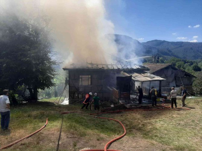 İki katlı ev yandı