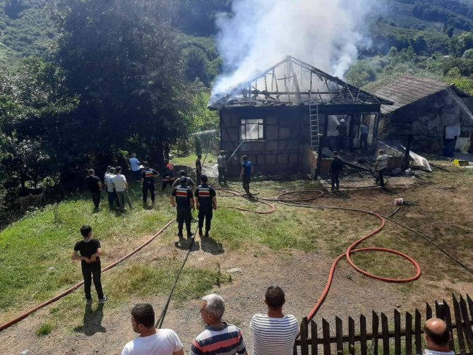 İki katlı ev yandı