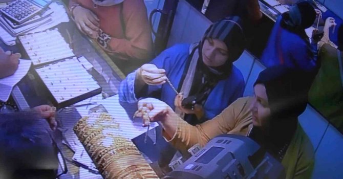 Kaşla göz arasında altın bilekliği çaldılar