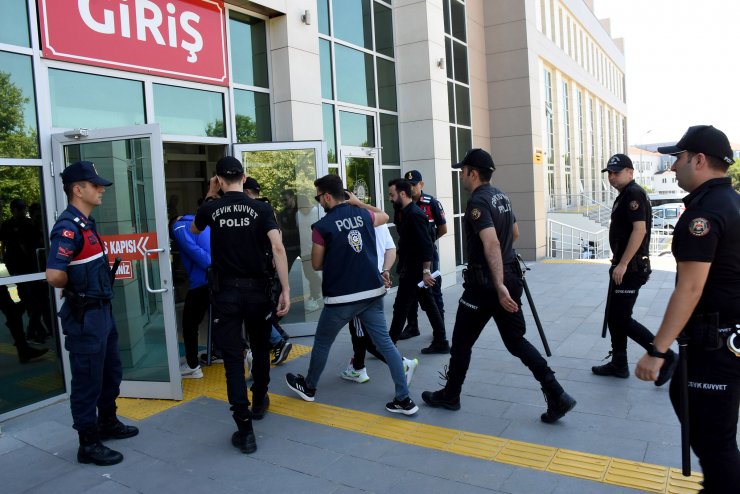 Kavgaya müdahale eden mahalle bekçisinin yaralanmasında 14 gözaltı