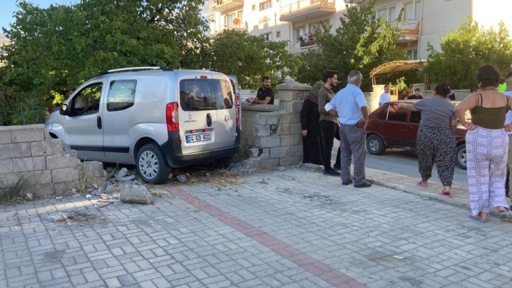 Kaza yapan aracın çarptığı bahçe duvarı çocuğun üzerine devrildi