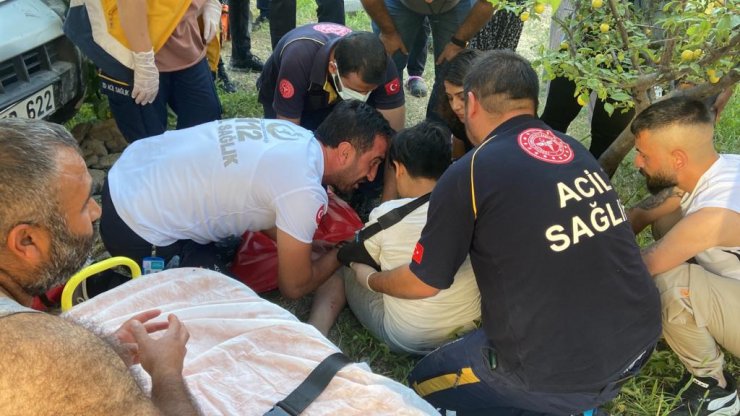 Kaza yapan aracın çarptığı bahçe duvarı çocuğun üzerine devrildi