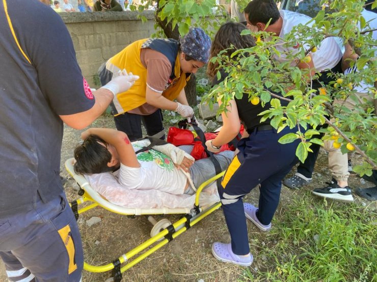 Kaza yapan aracın çarptığı bahçe duvarı çocuğun üzerine devrildi