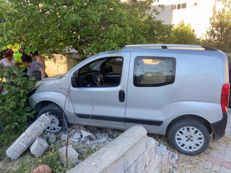 Kaza yapan aracın çarptığı bahçe duvarı çocuğun üzerine devrildi