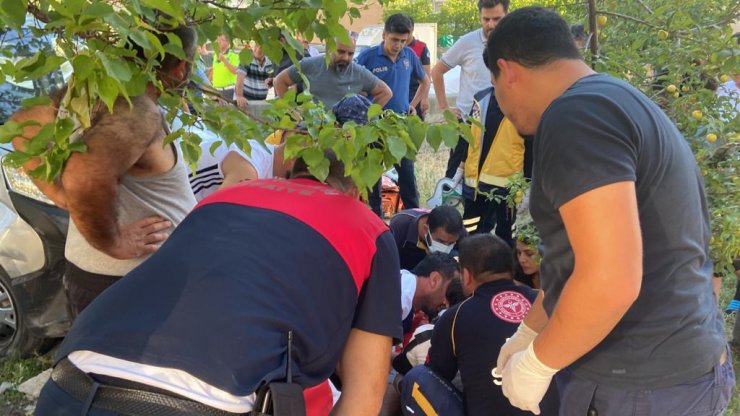 Kaza yapan aracın çarptığı bahçe duvarı çocuğun üzerine devrildi