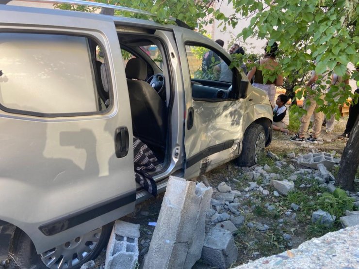 Kaza yapan aracın çarptığı bahçe duvarı çocuğun üzerine devrildi