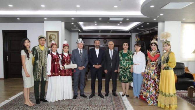 Kazakistan, Kırgızistan ve Özbekistan sanat toplulukları Başkan Şerifoğulları ile bir araya geldi