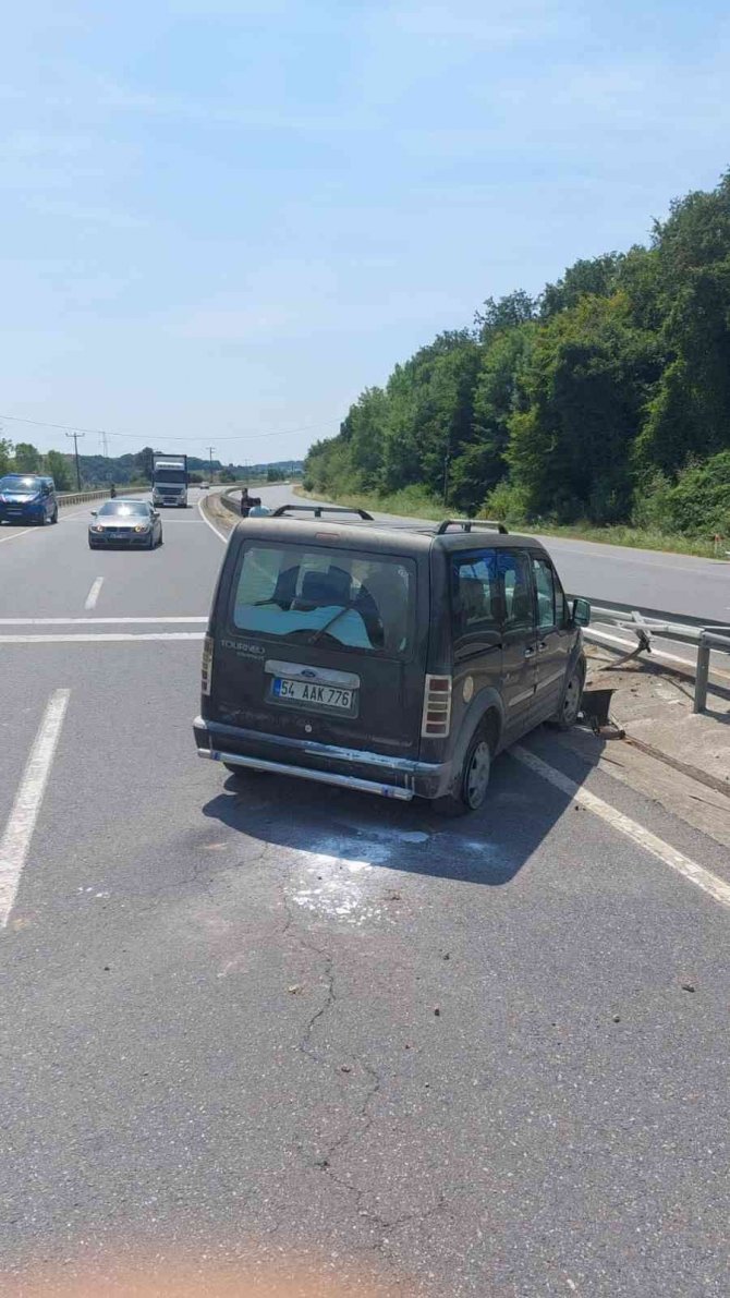 Kontrolden çıkan hafif ticari araç bariyerlere çarptı: 1 yaralı