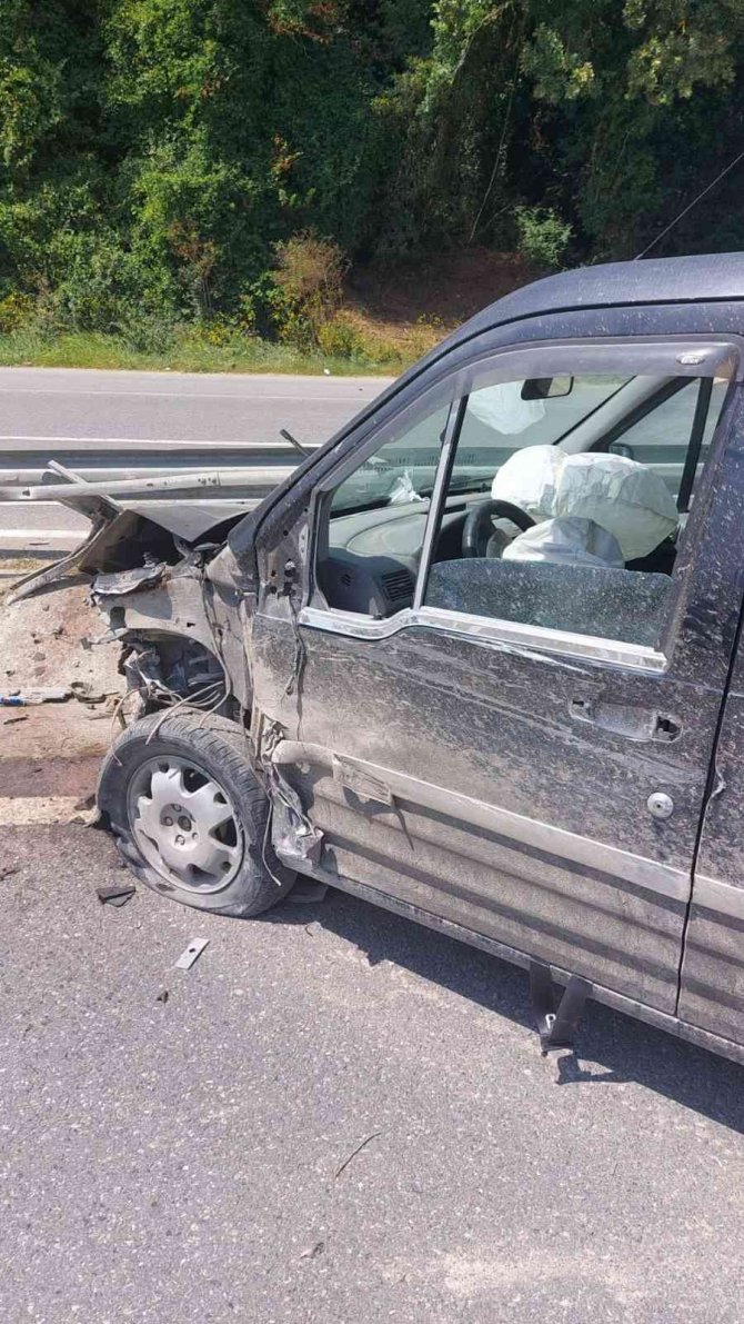 Kontrolden çıkan hafif ticari araç bariyerlere çarptı: 1 yaralı