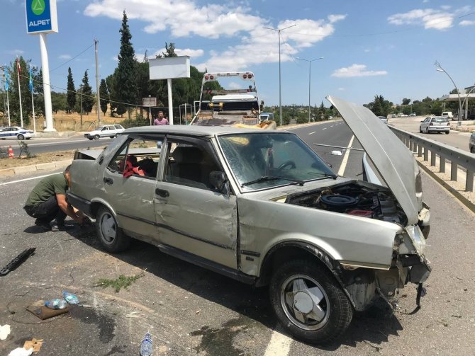 Kontrolden çıkan otomobil yan yattı; 3 yaralı