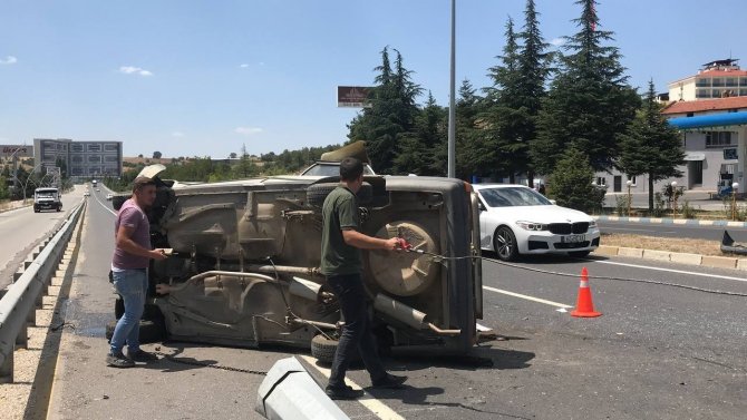 Kontrolden çıkan otomobil yan yattı; 3 yaralı