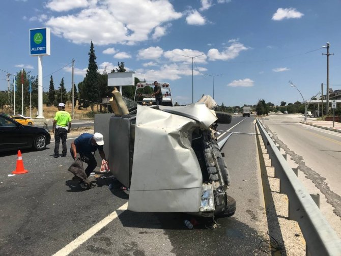 Kontrolden çıkan otomobil yan yattı; 3 yaralı