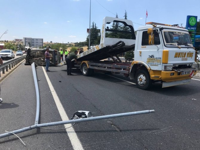 Kontrolden çıkan otomobil yan yattı; 3 yaralı