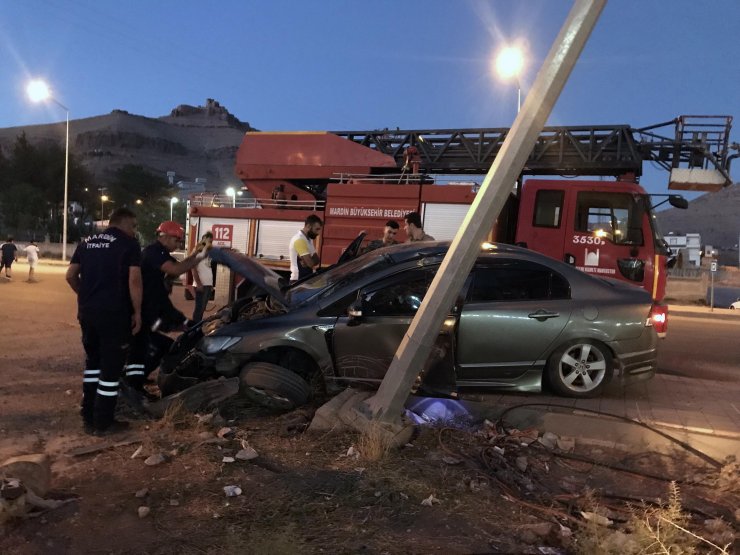 Köpeğe çarpmamak için manevra yapınca elektrik direğine çarptı