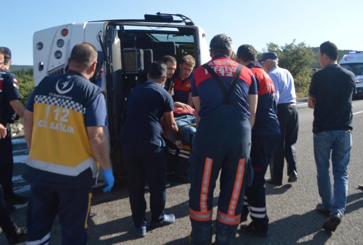 Kütahya'da işçileri taşıyan otobüs devrildi; 11 yaralı