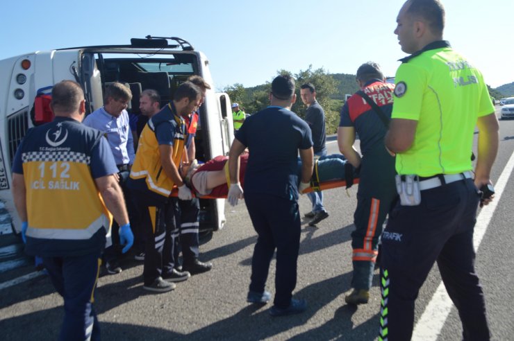 Kütahya'da işçileri taşıyan otobüs devrildi; 11 yaralı