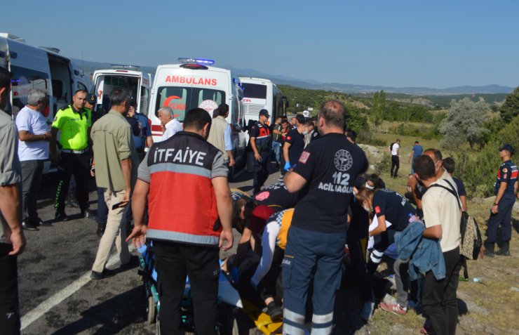 Kütahya'da işçileri taşıyan otobüs devrildi; 11 yaralı