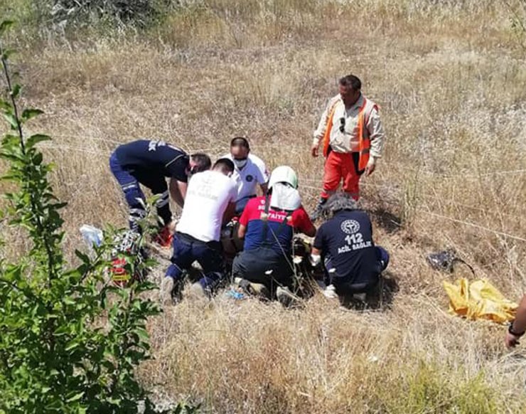 Otomobil, elektrik direğine çarptıktan sonra şarampole yuvarlandı: 2 ölü, 1 yaralı