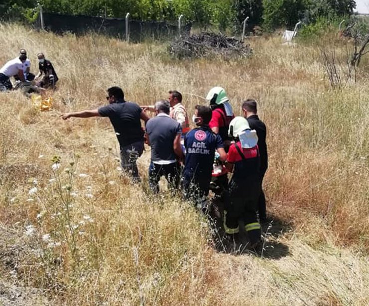 Otomobil, elektrik direğine çarptıktan sonra şarampole yuvarlandı: 2 ölü, 1 yaralı