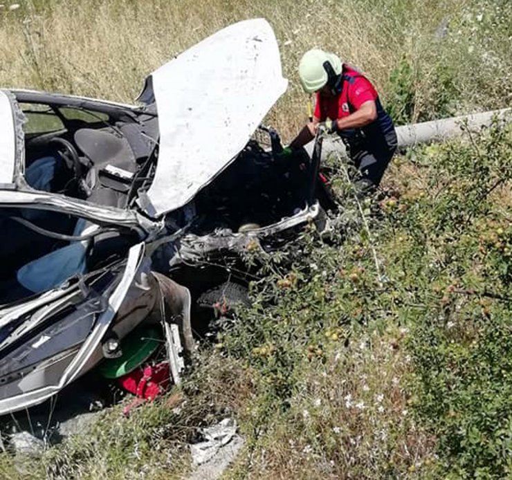 Otomobil, elektrik direğine çarptıktan sonra şarampole yuvarlandı: 2 ölü, 1 yaralı