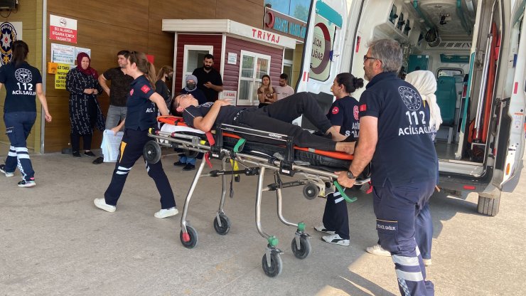 Otomobilin çarptığı motosikletin sürücüsü yaralandı; o anlar kamerada