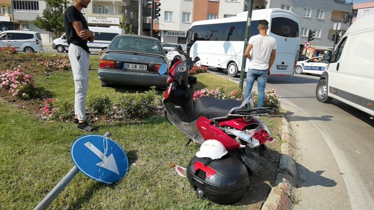 Otomobilin çarptığı motosikletin sürücüsü yaralandı; o anlar kamerada