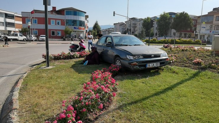 Otomobilin çarptığı motosikletin sürücüsü yaralandı; o anlar kamerada