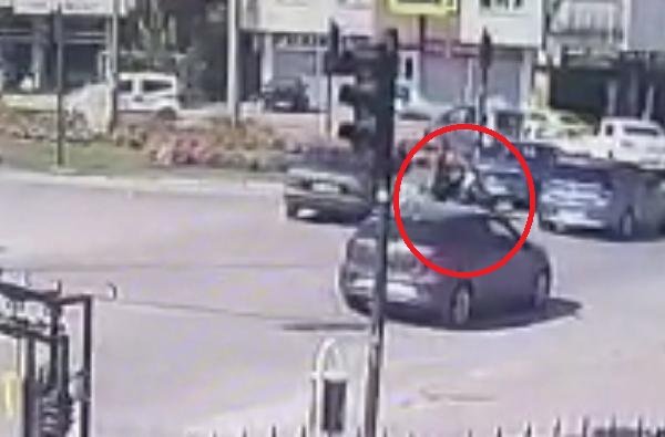 Otomobilin çarptığı motosikletin sürücüsü yaralandı; o anlar kamerada