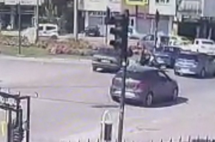 Otomobilin çarptığı motosikletin sürücüsü yaralandı; o anlar kamerada