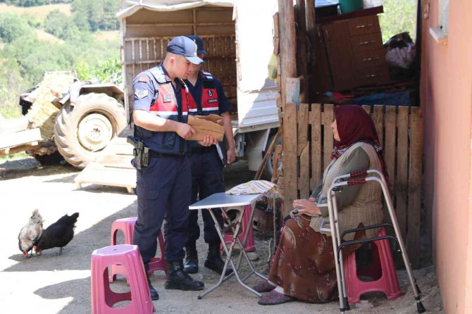 "Parmak izi alacağız" diyerek altınlarını dolandırdı, kaçmaya çalışırken yakalandı