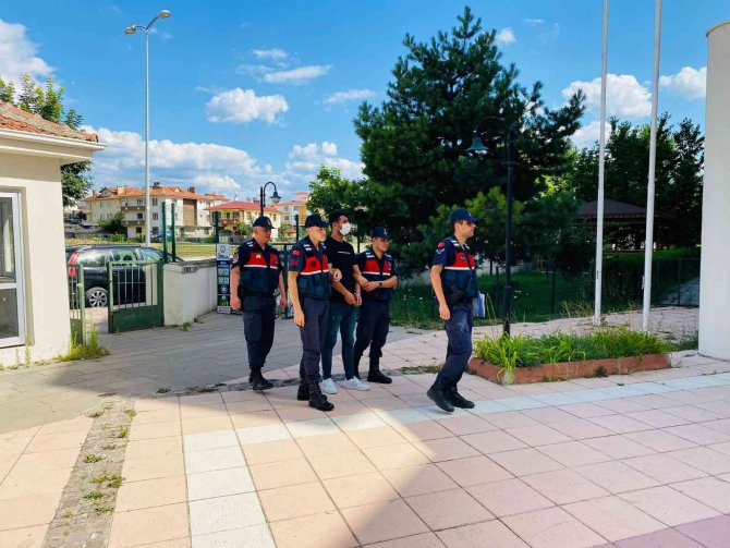 "Parmak izi alacağız" diyerek altınlarını dolandırdı, kaçmaya çalışırken yakalandı