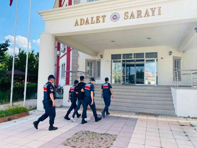 "Parmak izi alacağız" diyerek altınlarını dolandırdı, kaçmaya çalışırken yakalandı
