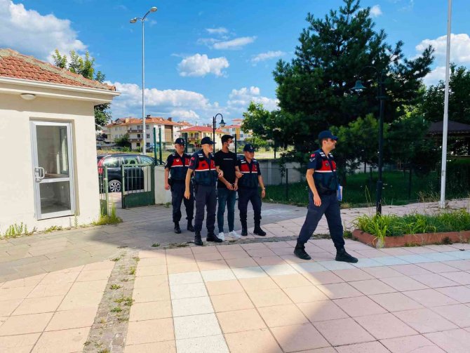 "Parmak izi alacağız" diyerek altınlarını dolandırdı, kaçmaya çalışırken yakalandı