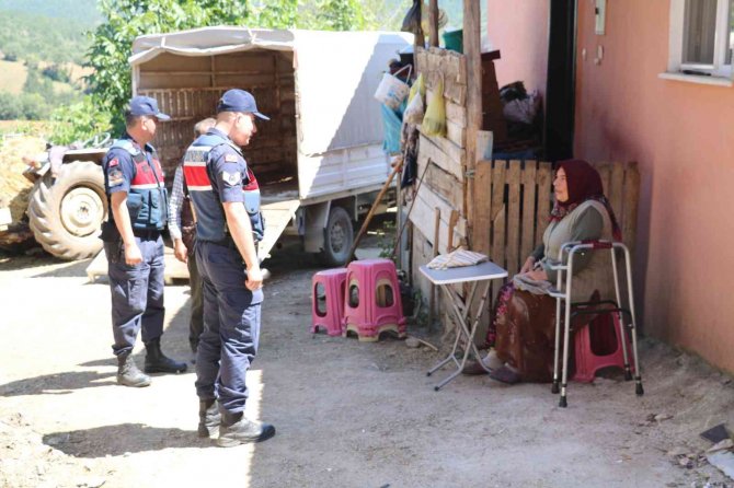 "Parmak izi alacağız" diyerek altınlarını dolandırdı, kaçmaya çalışırken yakalandı