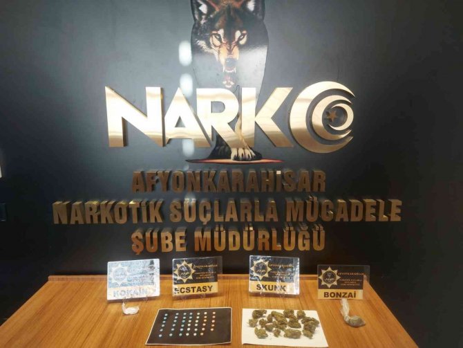 Polis otomobilde değişik tür ve miktarlarda uyuşturucu ele geçirdi