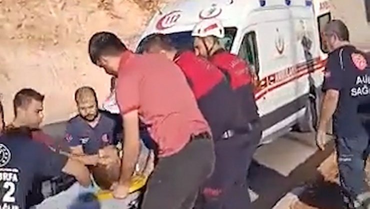 Servis minibüsü ile hafif ticari araç çarpıştı: 10 yaralı