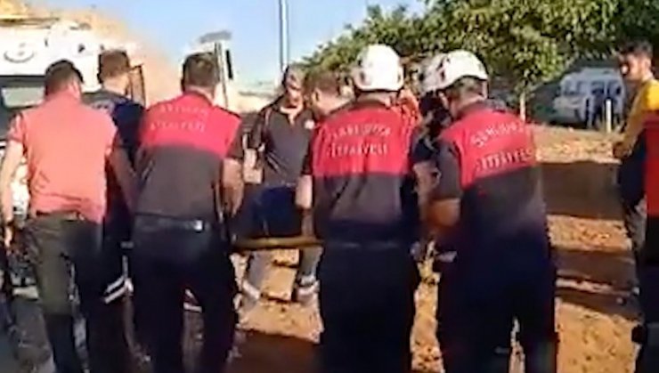 Servis minibüsü ile hafif ticari araç çarpıştı: 10 yaralı