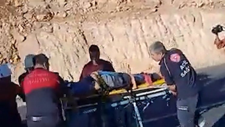 Servis minibüsü ile hafif ticari araç çarpıştı: 10 yaralı