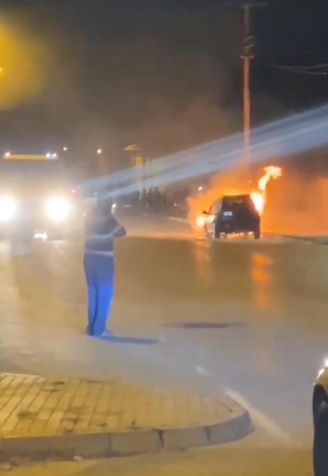 Seyir halindeki cip alev topuna döndü