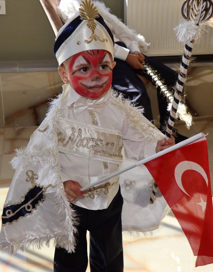 Sünnet olmaktan korkan çocuk, ağaca tırmandı